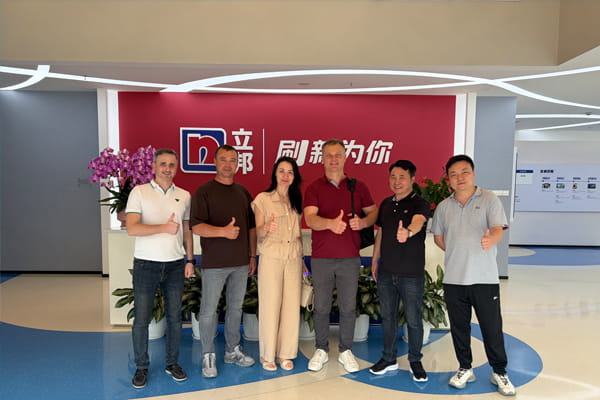 команда Easy China Business и клиент на фабрике напольных покрытий Nippon Paint в Китае